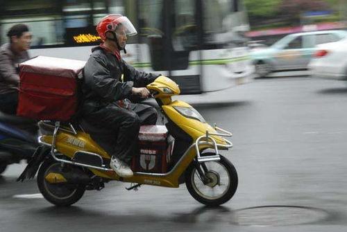 外卖小哥吃瓜奔驰,一场意外引发的全民热议