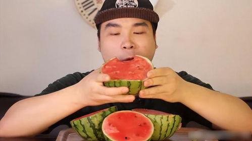 吃瓜搞笑的视频,笑出腹肌的瞬间