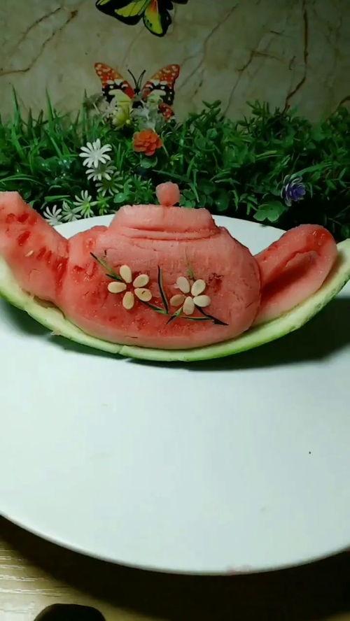 挂着茶壶吃瓜,悠然自得——茶壶吃瓜新风尚