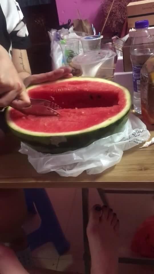 跑宿舍吃瓜,跑宿舍吃瓜，揭秘宿舍生活那些事儿