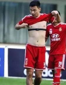 国足球员吃瓜,揭秘球场背后的娱乐生活