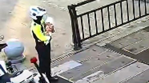 警察上班吃瓜,上班间隙，警察也来“吃瓜”一窥