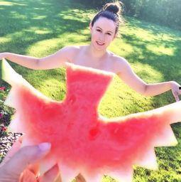 小公主吃瓜吃的好,尽享甜蜜时光