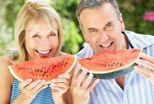 老年吃瓜,老年生活新风尚